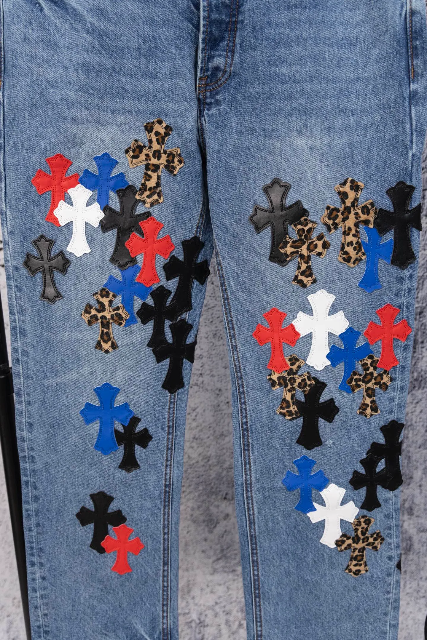 P290 Chromehearts CH limited edition leopard print colorful full cross iron leather cow king jeans, counter price 34W level, patchwork cross pattern embellishment, washed jeans! ! An absolutely high-end luxury product, a 1.9W-level god-level single product, a super popular product, made by top heavy industry, a magic weapon that cannot be missed! [About Zangyin] This is an extremely luxurious fashion brand that can also be called the aristocracy of the high street. It has always been an exclusive brand for some hipsters or rich second generations. Compared with ordinary high streets, it is more luxurious and noble. Compared with luxury brands, it is more fashionable and individual. It has always been a brand that I have a special liking for. [Top heavy industry fashion design] Consistently high-street luxury style. Speaking of this style, the Zangyin family and GU family are definitely the leading representative brands. Especially the Zangyin family has really achieved a state-of-the-art effect in creating high-street style. The unique washed material is used to create this style. The color system is already quite eye-catching. After it is decorated with patchwork cross flowers, it cleverly highlights the charm of the brand. Secondly, this style uses classic The high-waist cutting design highlights the long legs and fashionable temperament of the upper body. The brand is highly recognizable and the slim fit configuration is more suitable for daily wear. It is a product that interprets personality, fashion, and specifications at a glance. This single product is enough to make any fan excited. It can be a white T-shirt for a youthful college style, or a tight suspender for a royal style. It has strong matching ability and can be easily controlled by men.  [Materials and craftsmanship] Needless to say, this point goes without saying. As an excellent craftsman brand, Zangyin’s requirements for details and craftsmanship are really perfect. The washed color of this model has gone through so many processes, not to mention the embellishment of denim appliques. It is also purely hand-made and sewn. Just like what they believe in, only hand-made things have soul and have the meaning of wear. A top-notch heavy-duty fashionable denim item, I look forward to your perfect interpretation! !  Color: blue Size: 28-36